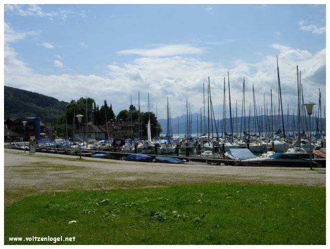Paysage pittoresque d'Unterach et Seewalchen au bord du lac Attersee en Autriche