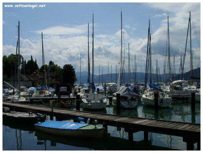 Paysage pittoresque d'Unterach et Seewalchen au bord du lac Attersee en Autriche