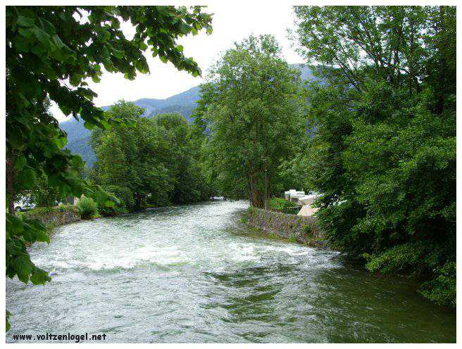 Paysage pittoresque d'Unterach et Seewalchen au bord du lac Attersee en Autriche