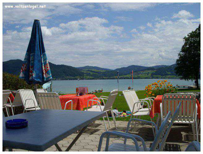 Paysage pittoresque d'Unterach et Seewalchen au bord du lac Attersee en Autriche