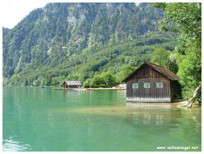 Paysage pittoresque d'Unterach et Seewalchen au bord du lac Attersee en Autriche