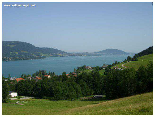 Paysage pittoresque d'Unterach et Seewalchen au bord du lac Attersee en Autriche