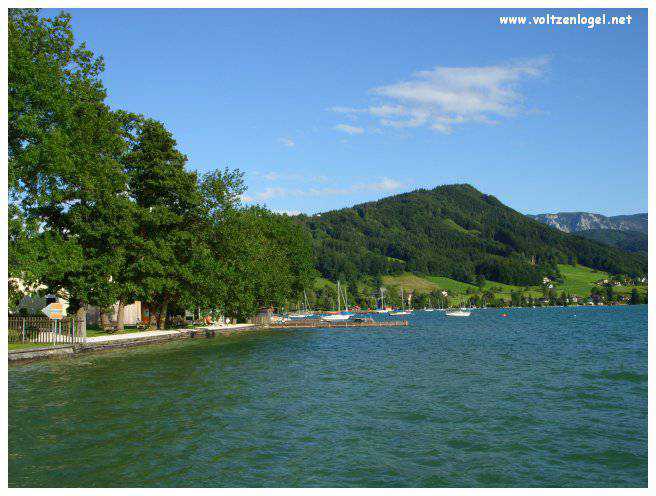 Paysage pittoresque d'Unterach et Seewalchen au bord du lac Attersee en Autriche