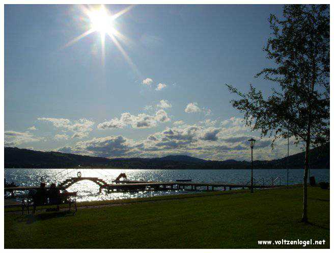 Paysage pittoresque d'Unterach et Seewalchen au bord du lac Attersee en Autriche