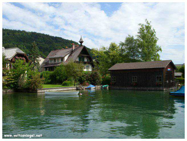 Paysage pittoresque d'Unterach et Seewalchen au bord du lac Attersee en Autriche