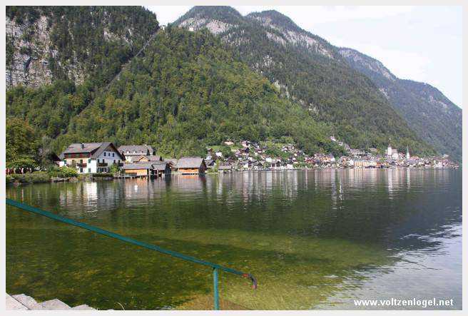 Vue pittoresque du lac de Hallstatt entouré de montagnes majestueuses et de maisons colorées