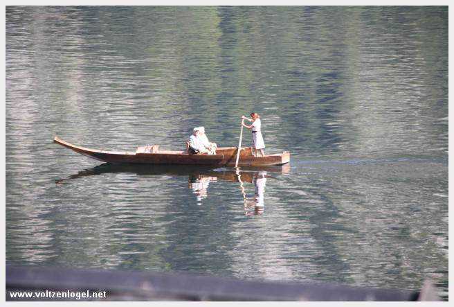 Vue panoramique de Hallstatt et du lac, entourés par les montagnes du Salzkammergut