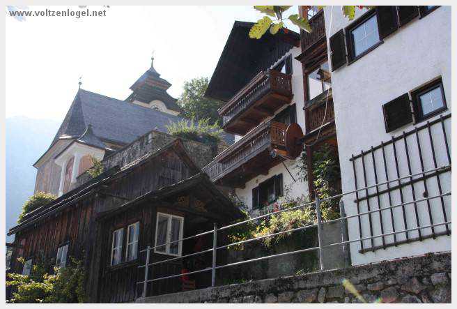 Vue panoramique de Hallstatt et du lac, entourés par les montagnes du Salzkammergut
