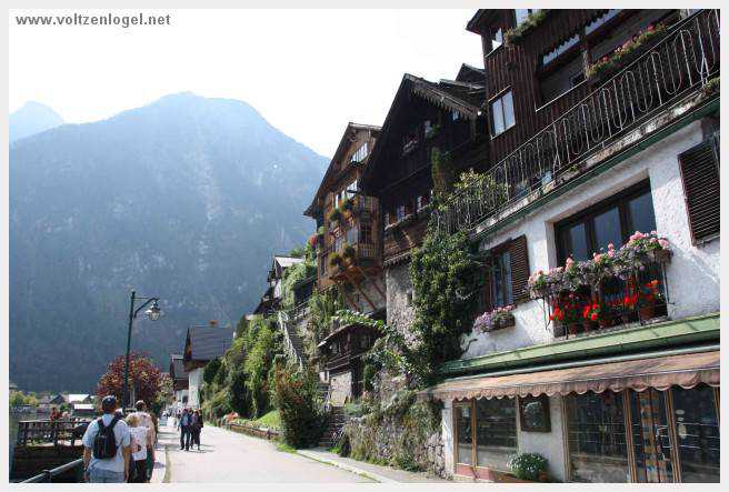 Vue panoramique de Hallstatt et du lac, entourés par les montagnes du Salzkammergut