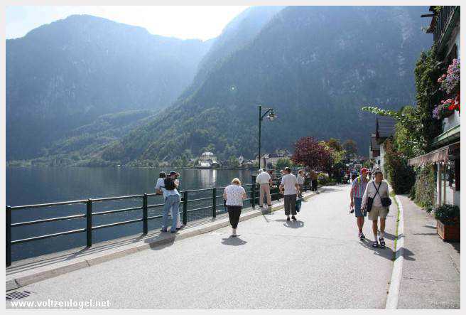 Vue panoramique de Hallstatt et du lac, entourés par les montagnes du Salzkammergut
