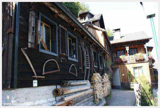 Vue panoramique de Hallstatt et du lac, entourés par les montagnes du Salzkammergut