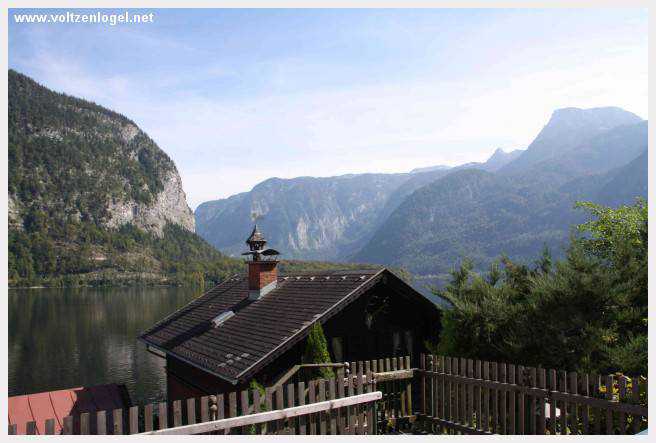 Vue panoramique de Hallstatt et du lac, entourés par les montagnes du Salzkammergut