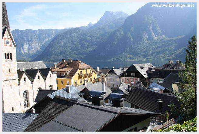 Vue panoramique de Hallstatt et du lac, entourés par les montagnes du Salzkammergut