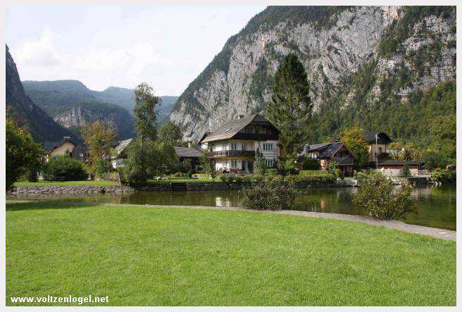 Vue panoramique de Hallstatt et du lac, entourés par les montagnes du Salzkammergut