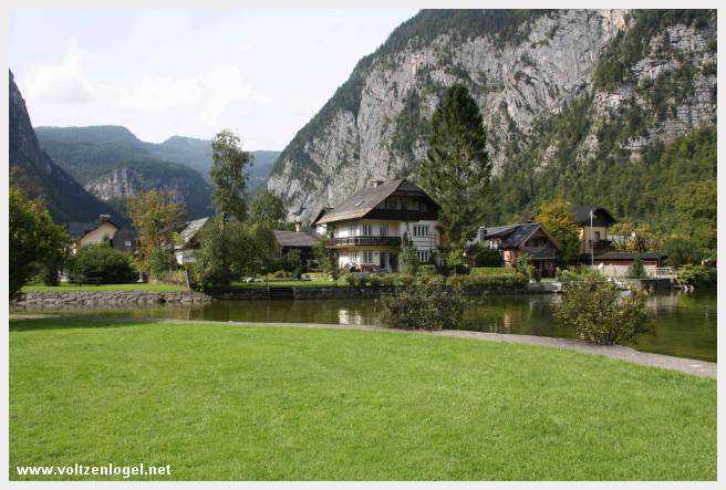 Village au bord du lac de Hallstatt au Salzkammergut en Autriche