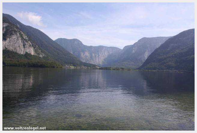 Vue panoramique de Hallstatt et du lac, entourés par les montagnes du Salzkammergut