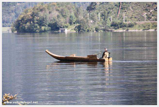 Vue panoramique de Hallstatt et du lac, entourés par les montagnes du Salzkammergut