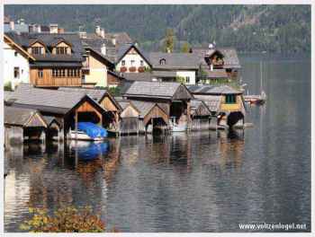 Village au bord du lac de Hallstatt au Salzkammergut en Autriche