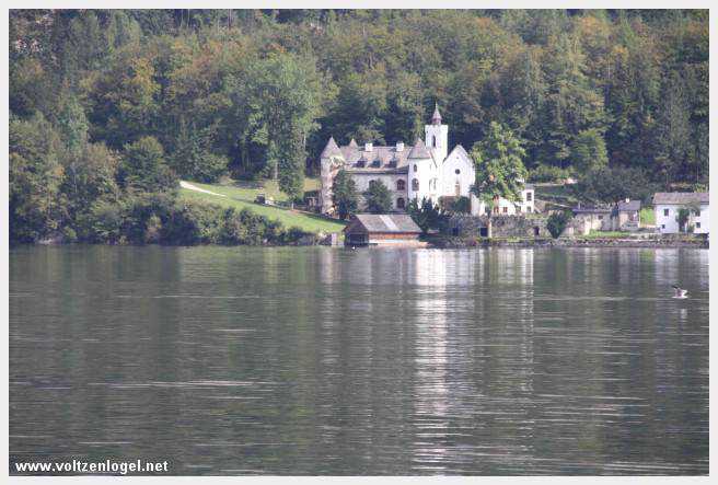 Vue panoramique de Hallstatt et du lac, entourés par les montagnes du Salzkammergut