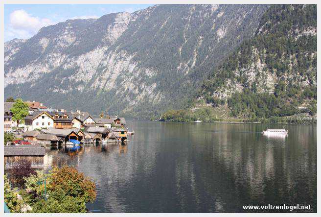 Vue panoramique de Hallstatt et du lac, entourés par les montagnes du Salzkammergut