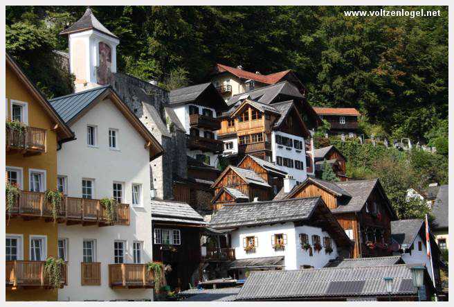 Vue panoramique de Hallstatt et du lac, entourés par les montagnes du Salzkammergut