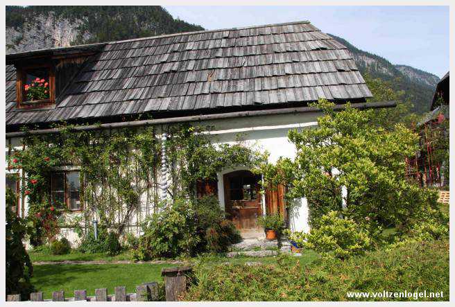 Vue panoramique de Hallstatt et du lac, entourés par les montagnes du Salzkammergut