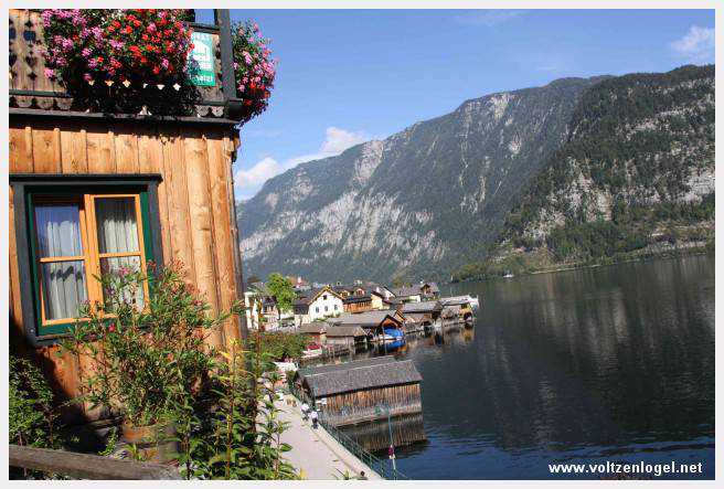 Vue panoramique de Hallstatt et du lac, entourés par les montagnes du Salzkammergut