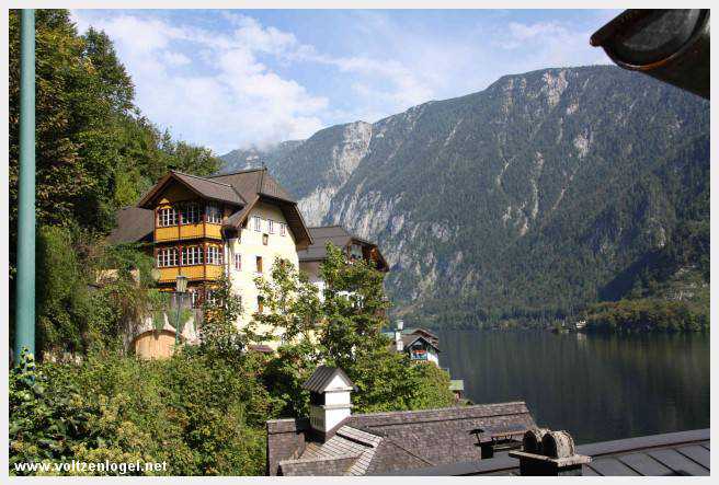 Vue panoramique de Hallstatt et du lac, entourés par les montagnes du Salzkammergut