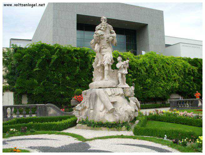 Les magnifiques Jardins du Château Mirabell à Salzbourg avec ses sculptures et fontaines majestueuses