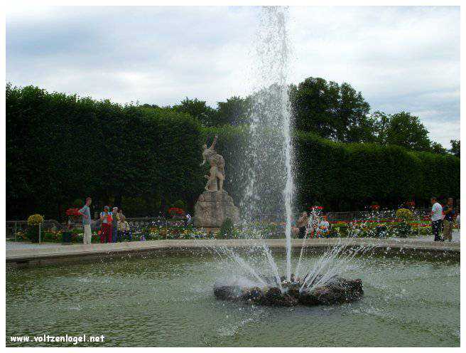 Les magnifiques Jardins du Château Mirabell à Salzbourg avec ses sculptures et fontaines majestueuses