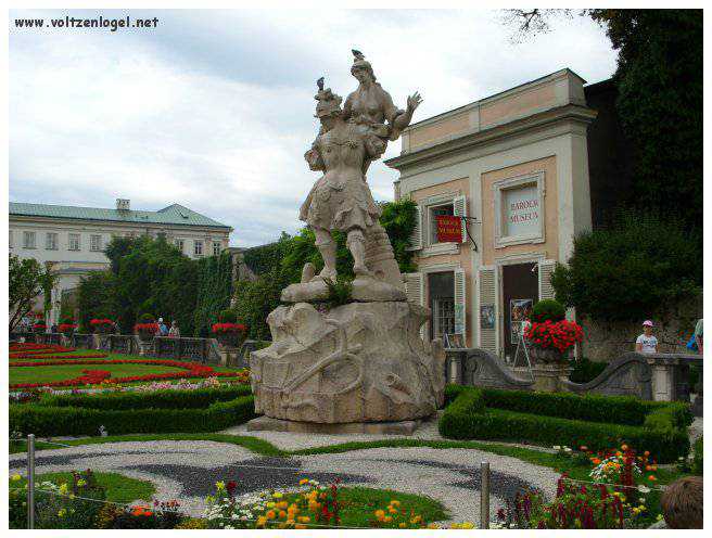 Les magnifiques Jardins du Château Mirabell à Salzbourg avec ses sculptures et fontaines majestueuses