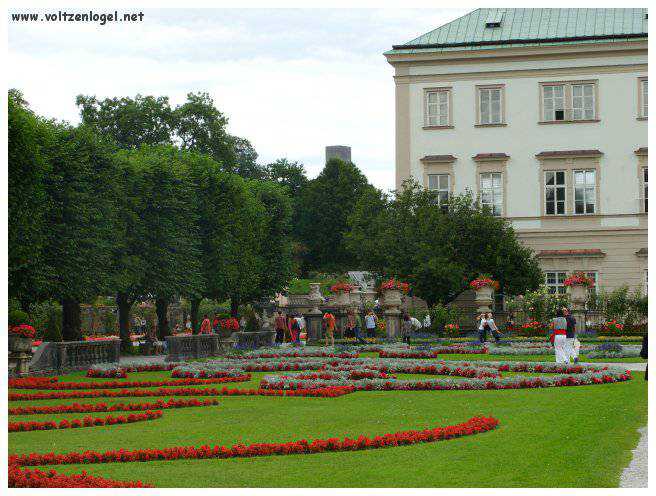 Les magnifiques Jardins du Château Mirabell à Salzbourg avec ses sculptures et fontaines majestueuses