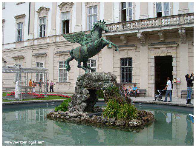 Les magnifiques Jardins du Château Mirabell à Salzbourg avec ses sculptures et fontaines majestueuses