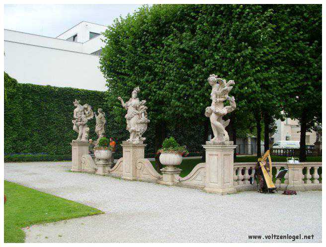 Les magnifiques Jardins du Château Mirabell à Salzbourg avec ses sculptures et fontaines majestueuses