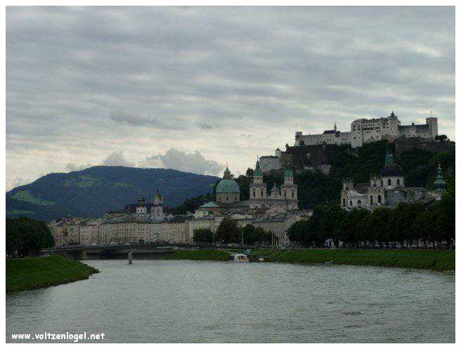 Vue panoramique de la forteresse Hohensalzburg surplombant la vieille ville de Salzbourg.