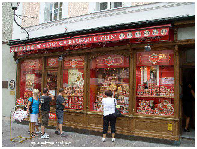 Vue panoramique de la forteresse Hohensalzburg surplombant la vieille ville historique de Salzbourg.