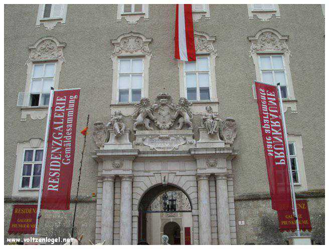 Vue panoramique de la forteresse Hohensalzburg surplombant la vieille ville historique de Salzbourg.