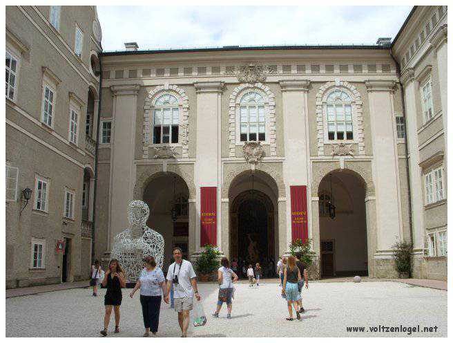 Vue panoramique de la forteresse Hohensalzburg surplombant la vieille ville historique de Salzbourg.