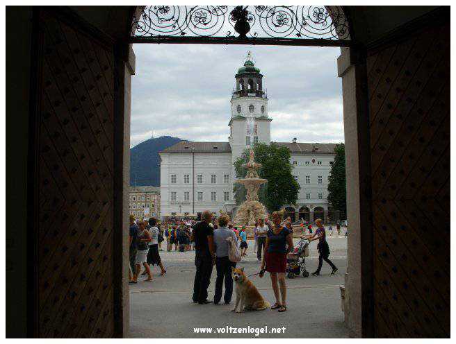 Vue panoramique de la forteresse Hohensalzburg surplombant la vieille ville historique de Salzbourg.