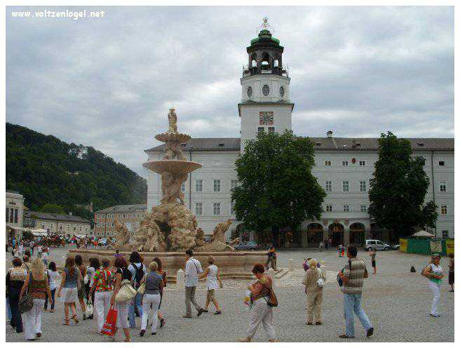 Vue panoramique de la forteresse Hohensalzburg surplombant la vieille ville historique de Salzbourg.