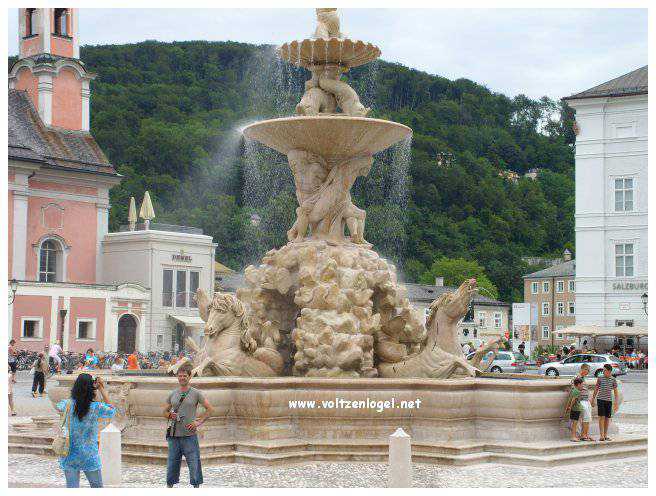 Vue panoramique de la forteresse Hohensalzburg surplombant la vieille ville historique de Salzbourg.