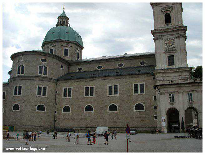 Vue panoramique de la forteresse Hohensalzburg surplombant la vieille ville historique de Salzbourg.