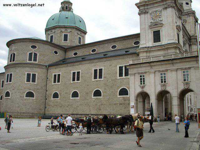 Vue panoramique de la forteresse Hohensalzburg surplombant la vieille ville historique de Salzbourg.