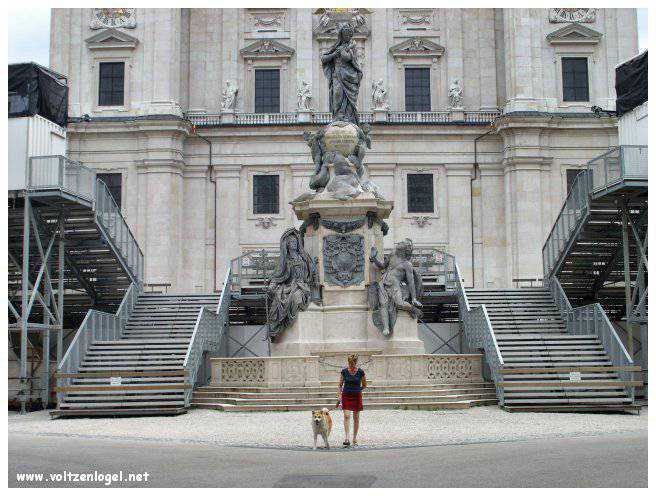 Vue panoramique de la forteresse Hohensalzburg surplombant la vieille ville historique de Salzbourg.