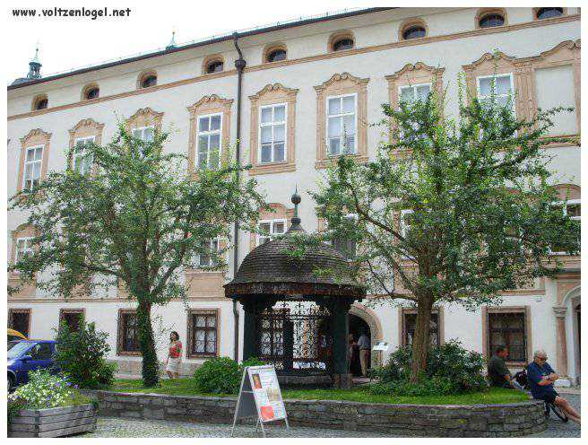 Vue panoramique de la forteresse Hohensalzburg surplombant la vieille ville historique de Salzbourg.
