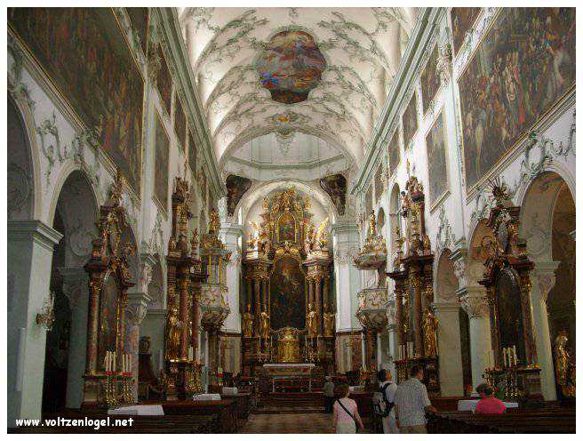 Vue panoramique de la forteresse Hohensalzburg surplombant la vieille ville historique de Salzbourg.
