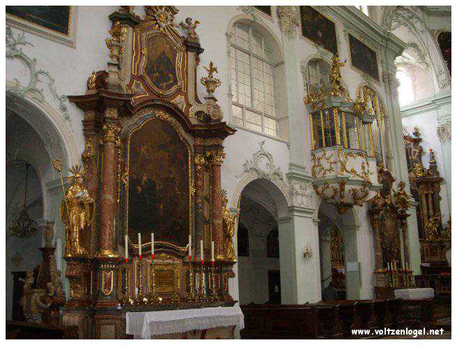 Vue panoramique de la forteresse Hohensalzburg surplombant la vieille ville historique de Salzbourg.