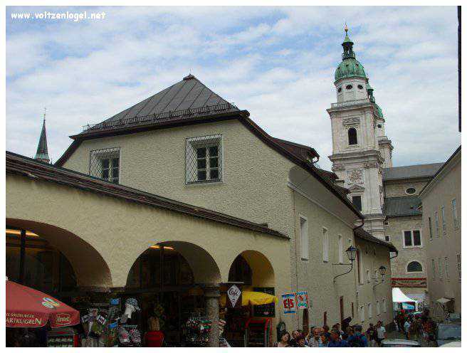 Vue panoramique de la forteresse Hohensalzburg surplombant la vieille ville historique de Salzbourg.
