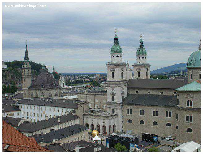 Vue panoramique de la forteresse Hohensalzburg surplombant la vieille ville historique de Salzbourg.