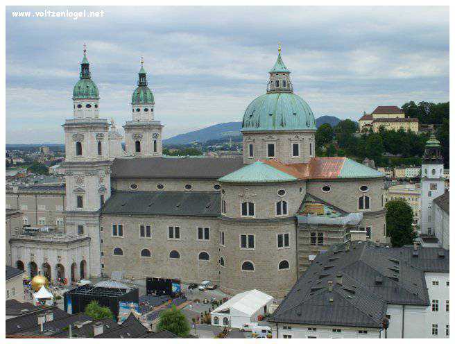 Vue panoramique de la forteresse Hohensalzburg surplombant la vieille ville historique de Salzbourg.